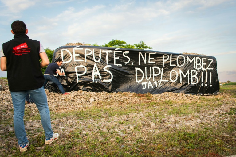 Des agriculteurs du syndicat Jeunes Agriculteurs (JA) d'Occitanie manifestent leur soutien au projet de loi Duplomb visant à