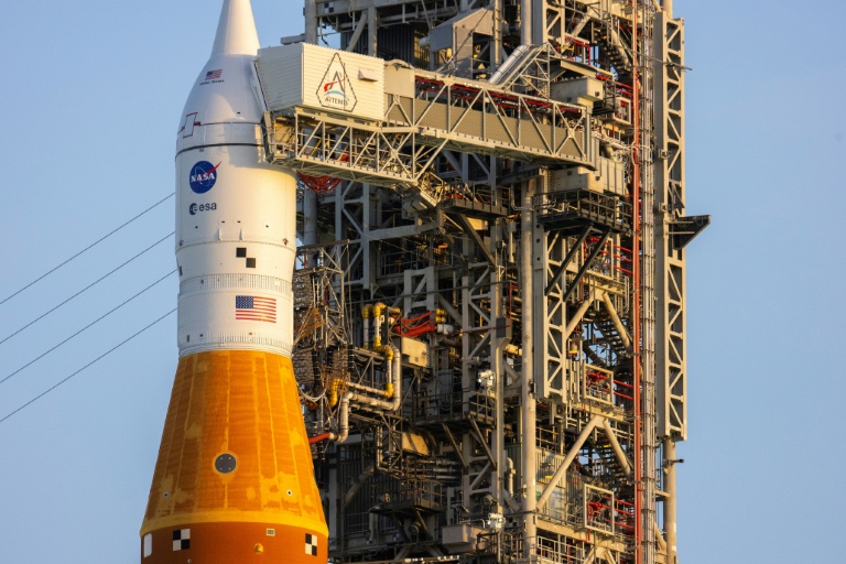 La fusée SLS Artemis II de la Nasa et le vaisseau spatial Orion sur le pas de tir 39B du Centre spatial Kennedy à Cap Canaveral, le 31 mars 2026 en Floride