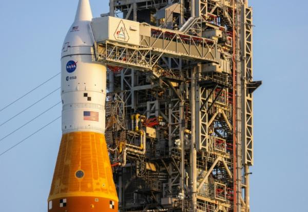 La fusée SLS Artemis II de la Nasa et le vaisseau spatial Orion sur le pas de tir 39B du Centre spatial Kennedy à Cap Canaveral, le 31 mars 2026 en Floride