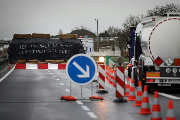 Un mur de paille portant l'inscription 