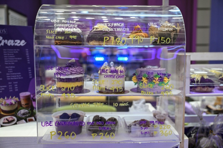 Des pâtisseries à l'ube exposées dans un centre commercial de Quezon City, dans la région métropolitaine de Manille, le 23 septembre 2026 aux Philippines