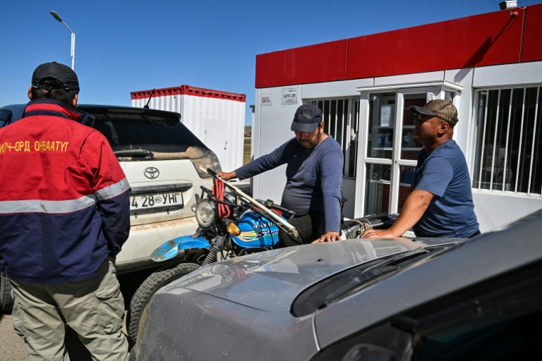 Des automobilistes attendent de faire le plein dans une station-service à Bagakhangai, le 25 août 2026 en Mongolie