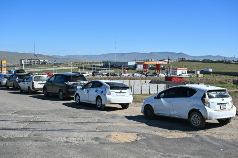 Des automobilistes font la queue devant une station-service à Bagakhangai, en Mongolie, le 25 août 2026