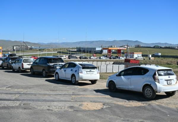 Des automobilistes font la queue devant une station-service à Bagakhangai, en Mongolie, le 25 août 2026