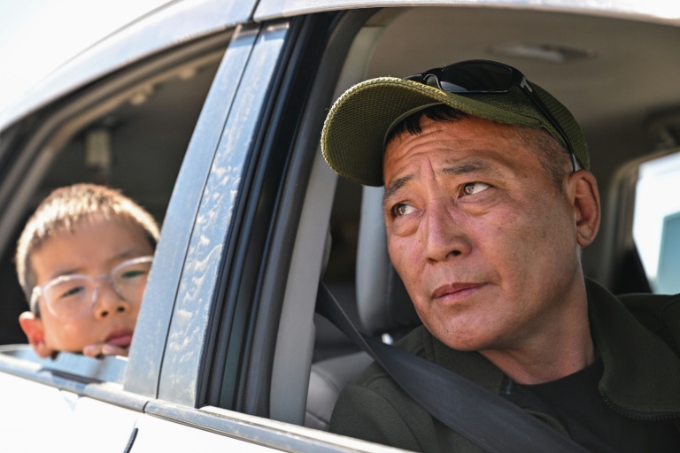 Nasanjargal, un ancien policier, s'entretient avec l'AFP alors qu'il attend de faire le plein de sa voiture dans une station-service de Bagakhangai, en Mongolie, le 25 août 2026