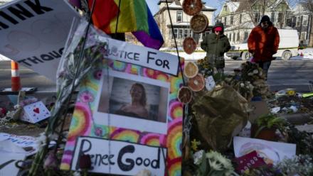 Un mémorial en hommage à Renee Good, abattue par des agents fédéraux de la police de l'immigration, le 26 janvier 2026 à Minneapolis, dans le Minnesota