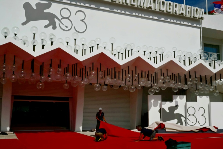 Installation du tapis rouge de la 83e Mostra de Venise, en Italie, le 1er septembre 2026