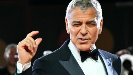 L'acteur américano-français George Clooney sur le tapis rouge de la Mostra de Venise, en Italie, le 28 août 2025
