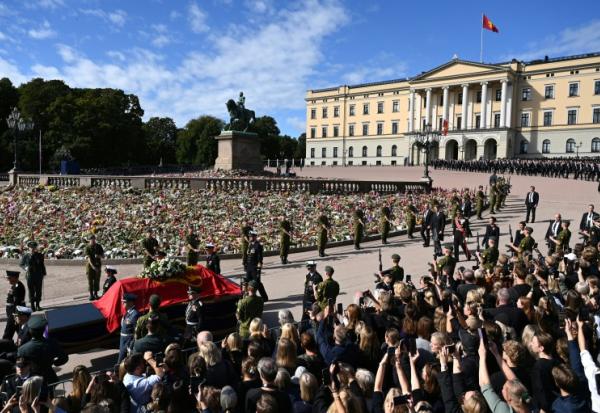 Le cercueil du défunt roi Harald V de Norvège porté en cortège du Palais royal vers la cathédrale d’Oslo, le 9 septembre 2026