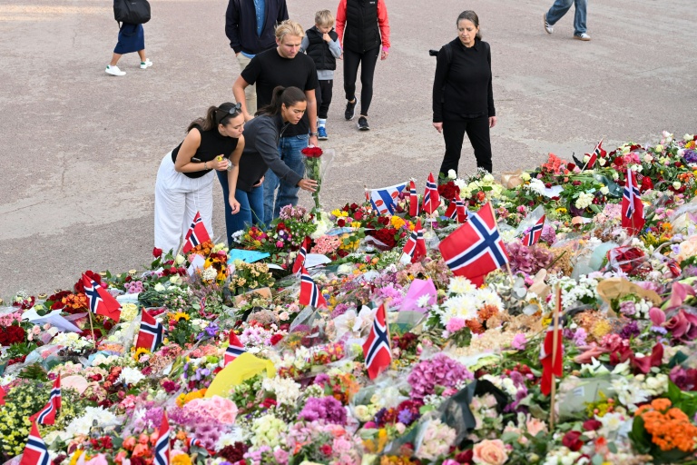 Un mémorial improvisé devant le Palais royal d'Oslo avant les funérailles du roi Harald V, le 8 septembre 2026