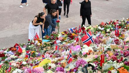 Un mémorial improvisé devant le Palais royal d'Oslo avant les funérailles du roi Harald V, le 8 septembre 2026