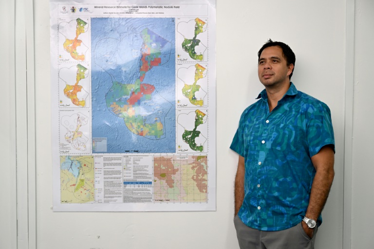 Edward Herman, de l'Autorité des minéraux des fonds marins des îles Cook, lors d'une interview avec l'AFP, le 12 juin 2025 à Rarotonga, aux îles Cook