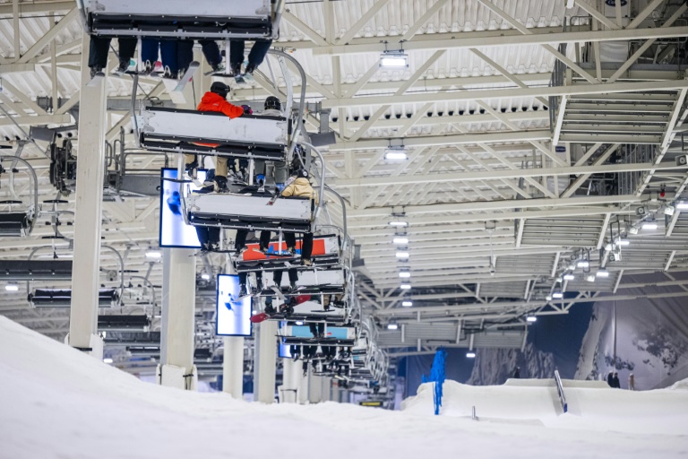 Des skieurs sur un télésiège dans un centre de ski indoor à Lørenskog, près d'Oslo, le 5 janvier 2026