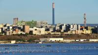 Vue de l'aciérie ArcelorMittal Italia (ex-Ilva), surplombant le quartier résidentiel de Tamburi à Tarente, dans le sud de l'Italie, le 8 novembre 2019