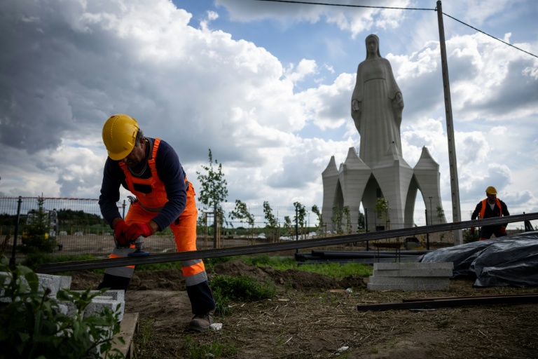 Un ouvrier travaille sur le chantier des travaux de finition de la statue de la Vierge Marie du village de Konotopie, plus grande statue mariale d'Europe, dans le centre de la Pologne, le 22 juillet 2026