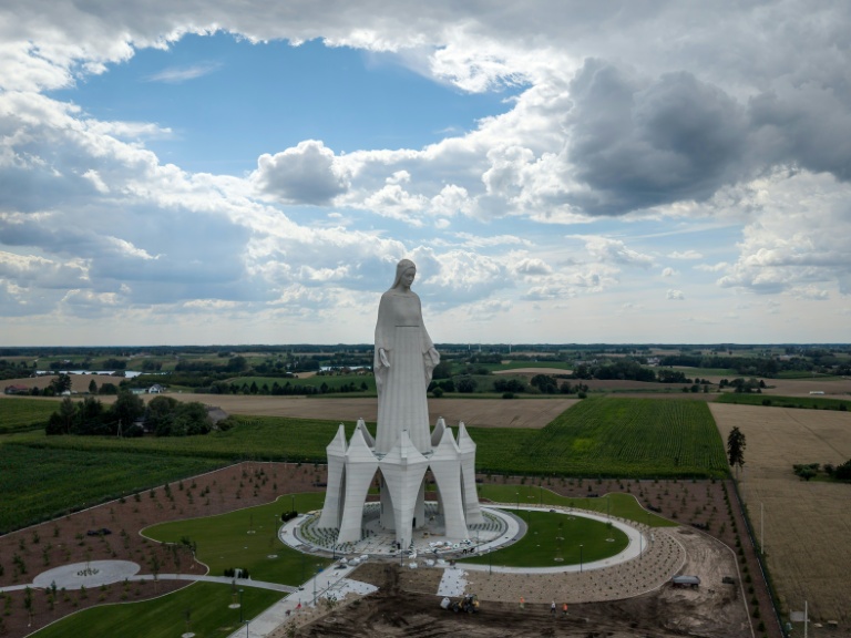 Vue aérienne de la statue de la Vierge Marie du village de Konotopie, la plus haute statue mariale d'Europe, dans le centre de la Pologne, le 22 juillet 2026