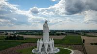 Vue aérienne de la statue de la Vierge Marie du village de Konotopie, la plus haute statue mariale d'Europe, dans le centre de la Pologne, le 22 juillet 2026