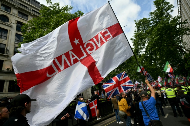 Des partisans de Tommy Robinson, militant d'extrême droite britannique, rassemblés pour une marche organisée par Unite The Kingdom, le 16 mai 2026 à Londres