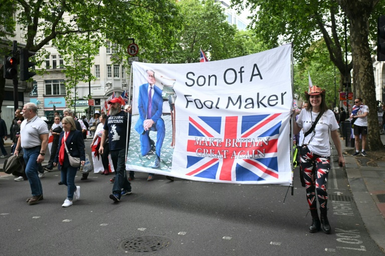 Des partisans de Tommy Robinson, militant d'extrême droite britannique, se rassemblent pour une marche organisée par Unite The Kingdom, le 16 mai 2026 à Londres