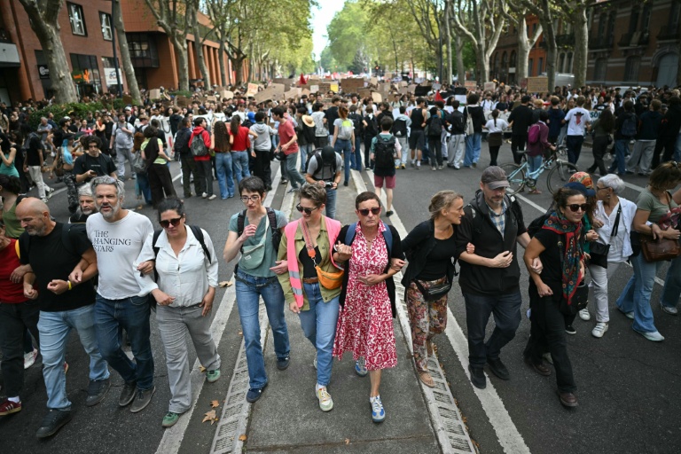 Parents et professeurs forment un cordon de sécurité autour de la manifestation lycéenne à Toulouse, le 6 octobre 2026
