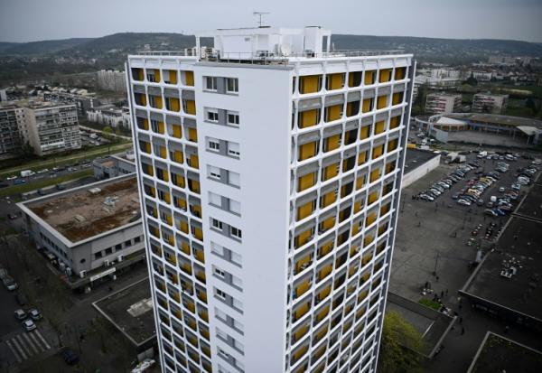 Une tour d'habitation rénovée dans le quartier populaire du Val-Fourré à Mantes-la-Jolie, dans les Yvelines, le 29 mars 2022