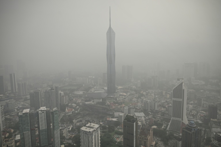 Des immeubles noyés dans une brume causée par des incendies en Indonésie, le 16 octobre 2026 à Kuala Lumpur, en Malaisie