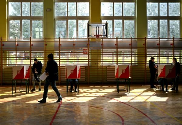 Des électeurs votent au 1er tour de la présidentielle à Varsovie, le 18 mai 2025 en Pologne