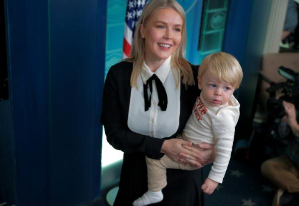 Karoline Leavitt et son fils à la Maison Blanche, jour de la grâce de la dinde de Thanksgiving, le 25 décembre 2025