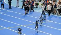 Des robots s'affrontent sur un 100 mètres durant la cérémonie d'ouverture de la première compétition mondiale de robots humanoïdes à Pékin, le 14 août 2025
