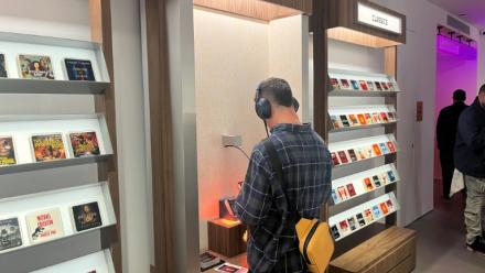 Un client de l'Audible Story House à New York, le 30 avril 2026
