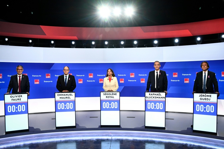 es candidats à la primaire des partis Socialiste (PS) et centre-gauche Place Publique (PP) en vue de l’élection présidentielle française de 2027, (de g. à dr.) Olivier Faure, Emmanuel Maurel, Ségolène Royal, Raphaël Glucksmann et Jérôme Guedj, posent avant le début d’un débat diffusé en direct sur la chaîne de télévision publique France 2 et la station de radio publique France Inter, au siège de Radio France, à Paris, le 1er octobre 2026
