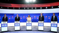 es candidats à la primaire des partis Socialiste (PS) et centre-gauche Place Publique (PP) en vue de l’élection présidentielle française de 2027, (de g. à dr.) Olivier Faure, Emmanuel Maurel, Ségolène Royal, Raphaël Glucksmann et Jérôme Guedj, posent avant le début d’un débat diffusé en direct sur la chaîne de télévision publique France 2 et la station de radio publique France Inter, au siège de Radio France, à Paris, le 1er octobre 2026