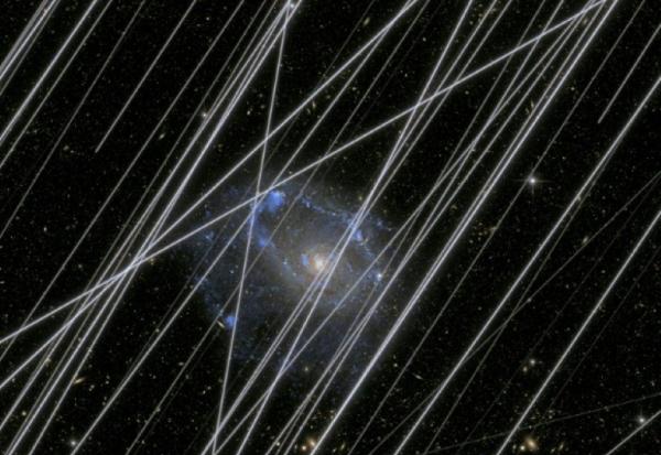 Une image simulant la contamination de l'univers par la lumière des satellites réalisée par la NASA, le 3 décembre 2025