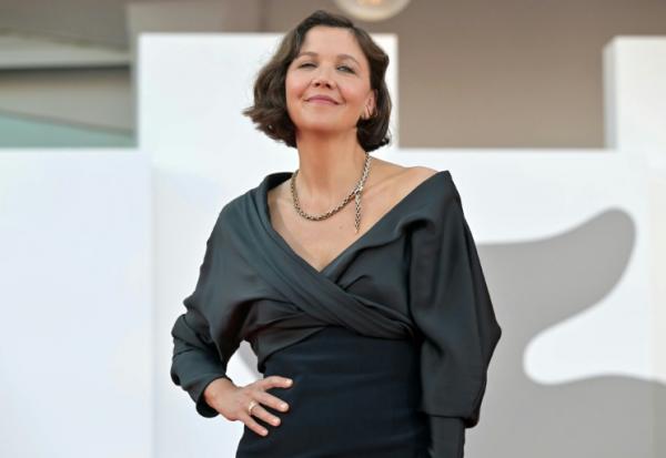 L'actrice américaine Maggie Gyllenhaal, présidente du jury, participe à la cérémonie du tapis rouge précédant la cérémonie d'ouverture de la 83e édition du Festival international du film de Venise, le 2 septembre 2026
