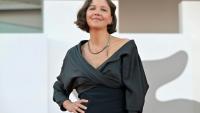 L'actrice américaine Maggie Gyllenhaal, présidente du jury, participe à la cérémonie du tapis rouge précédant la cérémonie d'ouverture de la 83e édition du Festival international du film de Venise, le 2 septembre 2026
