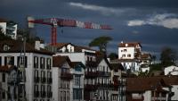 Grue de construction dans un quartier de logemements à Ciboure, dans le département des Pyrénées-Atlantiques, le 7 mars 2025.