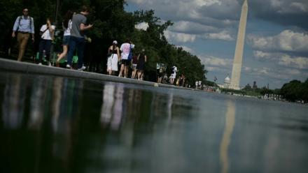 Des promeneurs longent le bassin réfléchissant du Lincoln Memorial après l'achèvement de travaux de rénovation, le 18 juin 2026 à Washington