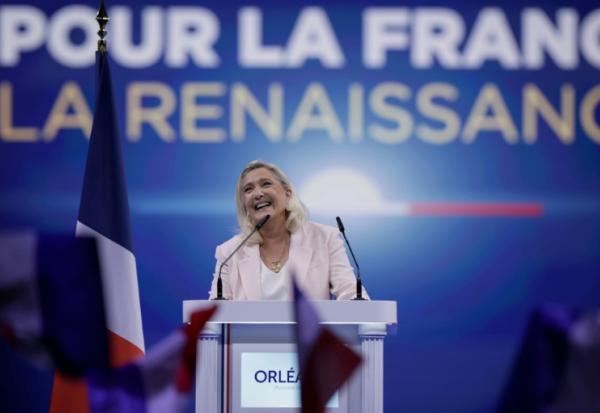 Marine Le Pen (c), candidate du RN à la présidentielle, lors d'un rassemblement marquant le lancement de sa campagne, le 25 octobre 2026 à Orléans, dans le Loiret