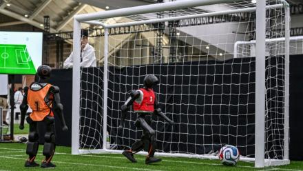 Des robots participent à un match de football lors de la RoboCup 2026, une compétition de robotique et d’intelligence artificielle à Incheon, en Corée du Sud, le 3 juillet 2026