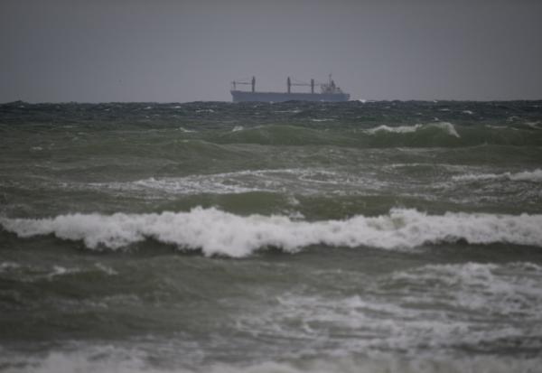 Un cargo naigue dans la mer Noire, à Krapets, au nord-est de la Bulgarie le 14 octobre 2026