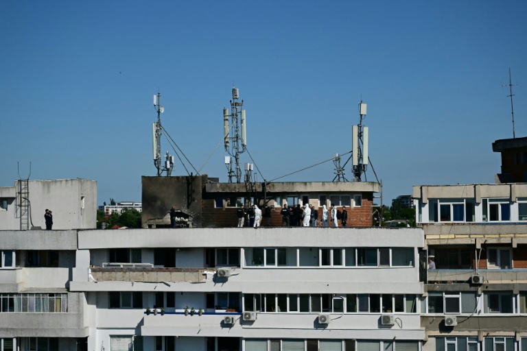 Des policiers et enquêteurs sur le lieu d'impact après qu'un drone russe a percuté un immeuble d'habitation à Galati, le 29 mai 2026 dans l'est de la Roumanie