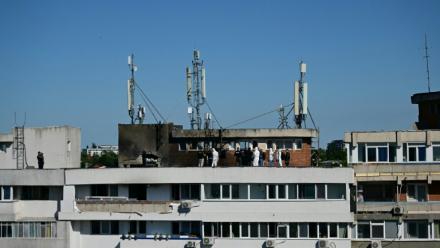 Des policiers et enquêteurs sur le lieu d'impact après qu'un drone russe a percuté un immeuble d'habitation à Galati, le 29 mai 2026 dans l'est de la Roumanie