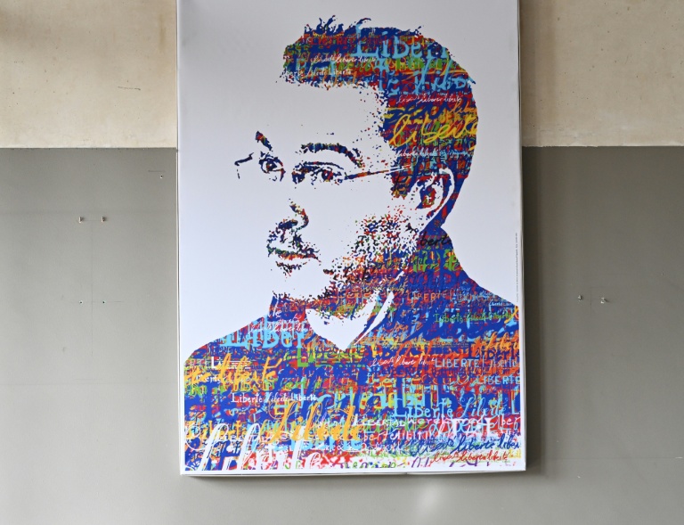 Un portrait du professeur assassiné Samuel Paty au collège du Bois d'Aulne, à Conflans-Sainte-Honorine, Le 16 octobre 2023 dans les Yvelines