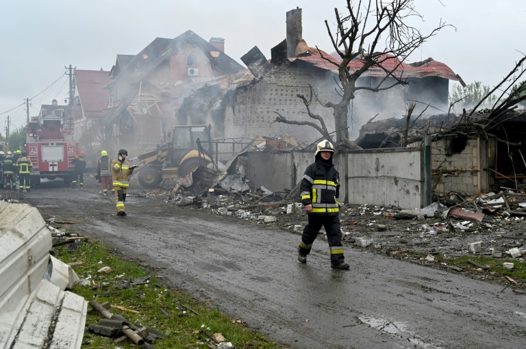 Des pompiers sur les lieux d'une attaque russe qui a endommagé des maisons près de Kiev, en Ukraine, le 25 mai 2025