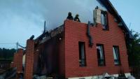 Photo diffusée sur le canal Telegram officiel du gouverneur de la région de Moscou Andreï Vorobiov, le 17 mai 2026, montrant un bâtiment en feu après une attaque aérienne sur un lieu non divulgué dans la région de Moscou