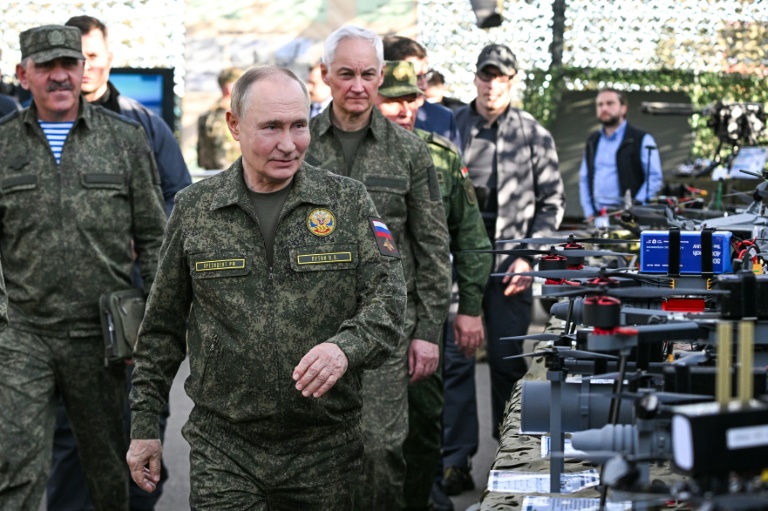 Le président russe Vladimir Poutine lors de la présentation d'équipements militaires à l'occasion de manoeuvres conjointes entre la Russie et le Bélarus, dans un centre d'entraînement dans l'oblast de Nijni Novgorod, en Russie, le 16 septembre 2025