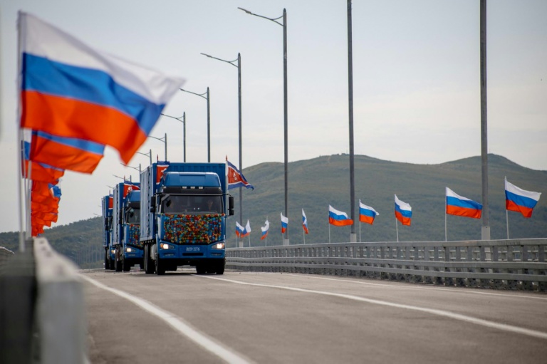 Image diffusée par le ministère russe des Transports montrant des camions nord-coréens franchissant le nouveau pont international routier vers la Russie, au-dessus du fleuve Tumen, lors de son inauguration, le 7 septembre 2026