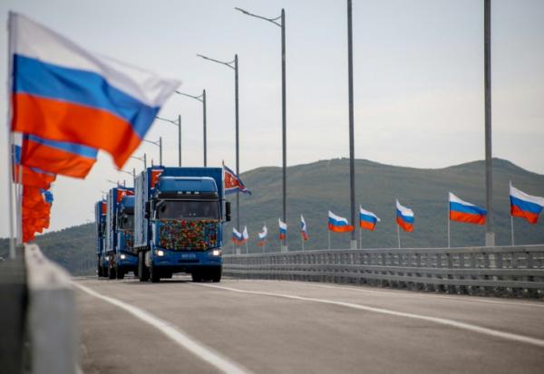 Image diffusée par le ministère russe des Transports montrant des camions nord-coréens franchissant le nouveau pont international routier vers la Russie, au-dessus du fleuve Tumen, lors de son inauguration, le 7 septembre 2026