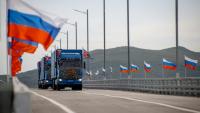 Image diffusée par le ministère russe des Transports montrant des camions nord-coréens franchissant le nouveau pont international routier vers la Russie, au-dessus du fleuve Tumen, lors de son inauguration, le 7 septembre 2026