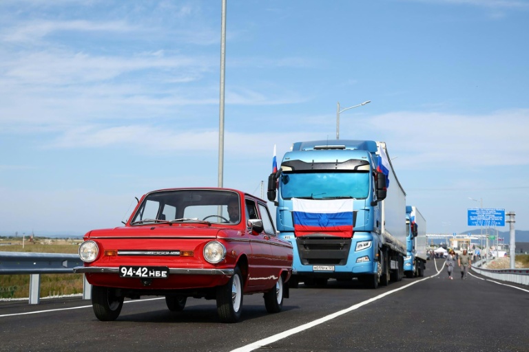 Image diffusée par le ministère russe des Transports montrant des véhicules russes franchissant le nouveau pont international routier entre la Russie et la Corée du Nord, au-dessus du fleuve Tumen, lors de son inauguration, le 7 septembre 2026